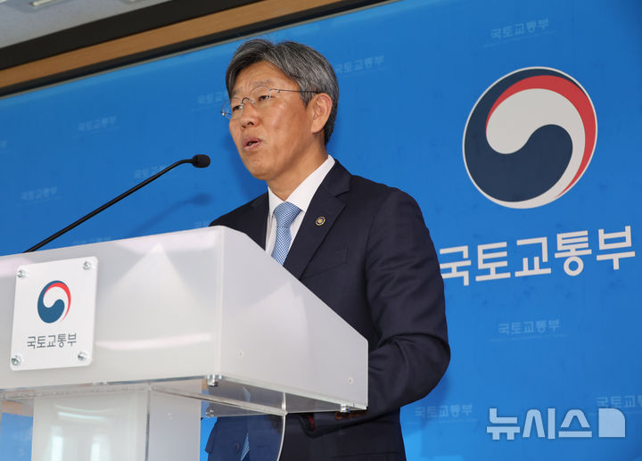 [세종=뉴시스] 배훈식 기자 = 김이탁 국토교통부 제1차관이 21일 오후 세종시 정부세종청사에서 두텁고 촘촘한 주거복지 실현을 위한 주거안정 플랜 브리핑을 하고 있다. 2026.09.21. dahora83@newsis.com