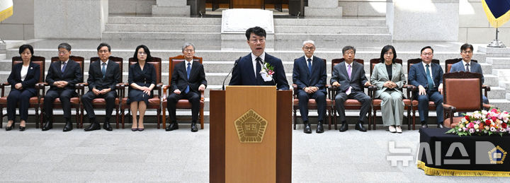[서울=뉴시스] 홍효식 기자 = 김성수 신임 대법관이 21일 오후 서울 서초구 대법원에서 열린 취임식에서 취임사를 하고 있다. (공동취재) 2026.09.21. photo@newsis.com