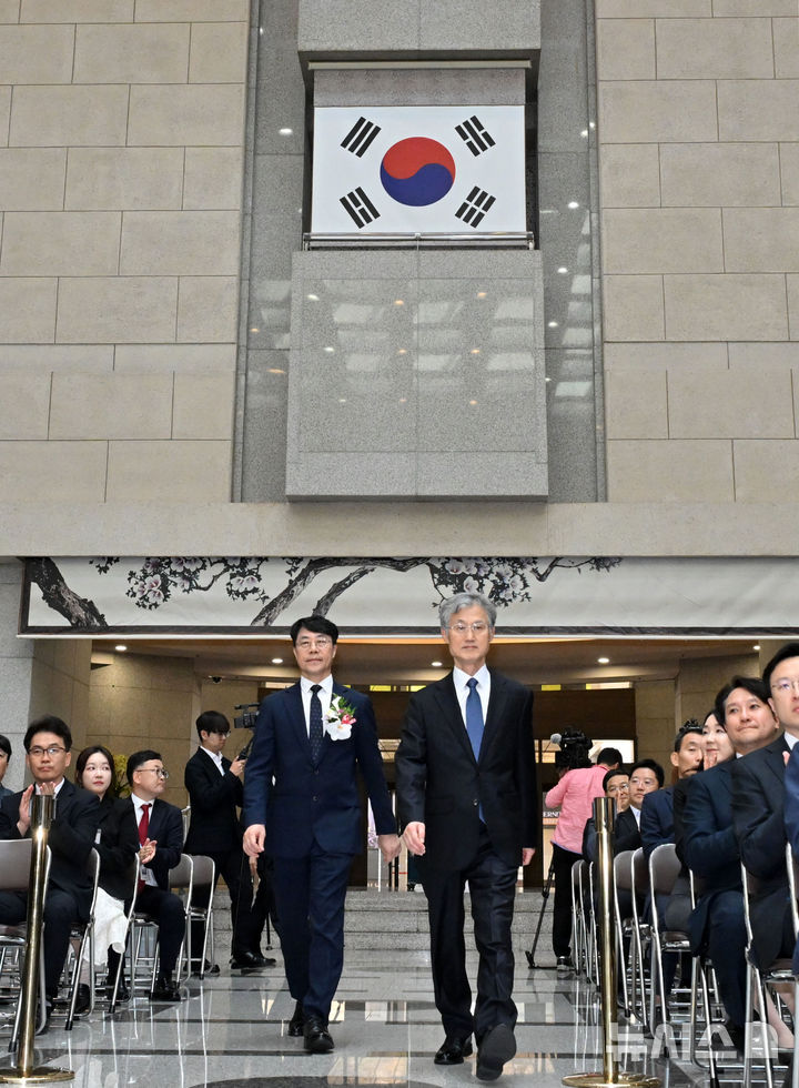 [서울=뉴시스] 홍효식 기자 = 조희대(오른쪽) 대법원장과 김성수 신임 대법관이 21일 오후 서울 서초구 대법원에서 열린 대법관 취임식에 참석하고 있다. (공동취재) 2026.09.21. photo@newsis.com