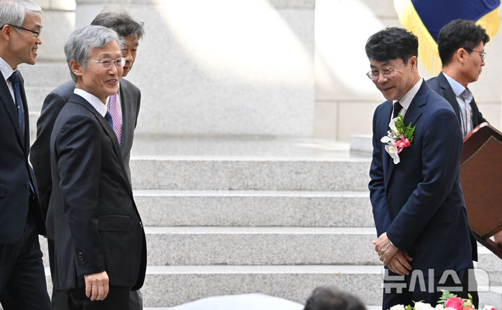 [서울=뉴시스] 홍효식 기자 = 조희대 대법원장과 김성수 신임 대법관 등이 21일 서울 서초구 대법원에서 열린 신임 대법관 취임식을 마친 뒤 대화하고 있다. (공동취재) 2026.09.21. photo@newsis.com