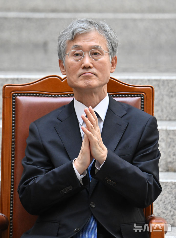 [서울=뉴시스] 홍효식 기자 = 조희대 대법원장이 21일 서울 서초구 대법원에서 열린 김성수 신임 대법관 취임식에서 박수치고 있다. (공동취재) 2026.09.21. photo@newsis.com
