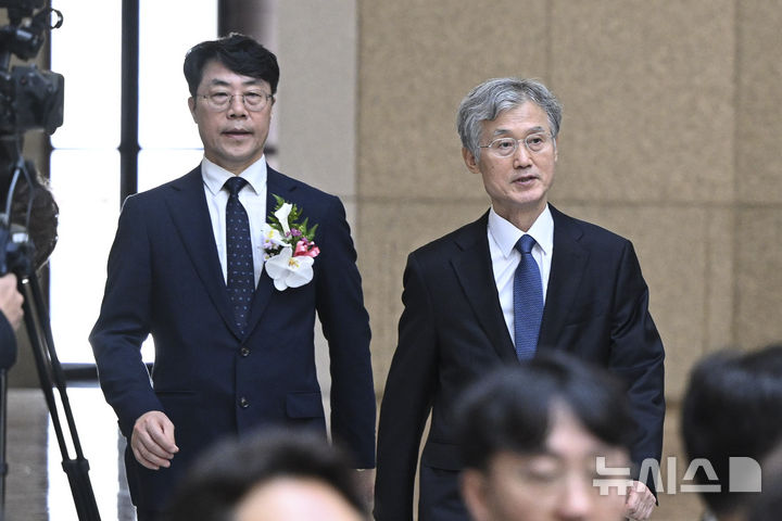 [서울=뉴시스] 홍효식 기자 = 조희대 대법원장과 김성수 신임 대법관이 21일 서울 서초구 대법원에서 열린 신임 대법관 취임식에 참석하고 있다. (공동취재) 2026.09.21. photo@newsis.com
