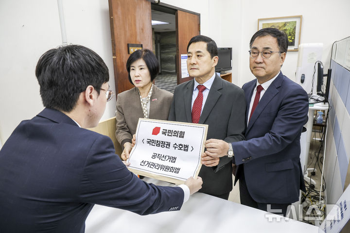 [서울=뉴시스] 정병혁 기자 = 박대출, 최형두, 김미애 국민의힘 의원이 21일 서울 여의도 국회에서 국민의힘 6.3특위 국민참정권 수호법 당론법안을 의안과에 제출하고 있다. 2026.09.21. jhope@newsis.com