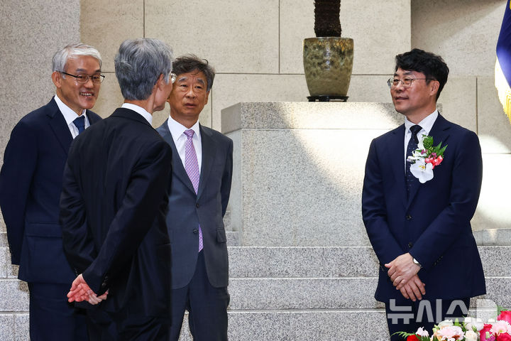 [서울=뉴시스] 홍효식 기자 = 조희대 대법원장과 김성수 신임 대법관 등이 21일 서울 서초구 대법원에서 열린 신임 대법관 취임식을 마친 뒤 대화하고 있다. (공동취재) 2026.09.21. photo@newsis.com