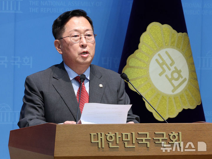 [서울=뉴시스] 고범준 기자 = 유용원 국회 국방위원회 국민의힘 의원이 21일 서울 여의도 국회 소통관에서 기자회견을 열고 북한군의 MDL 남쪽 지뢰지대 설치와 25사단 지뢰 폭발 사고 관련 정부와 군 당국의 투명한 진실 공개를 촉구하고 있다. 2026.09.21. bjko@newsis.com