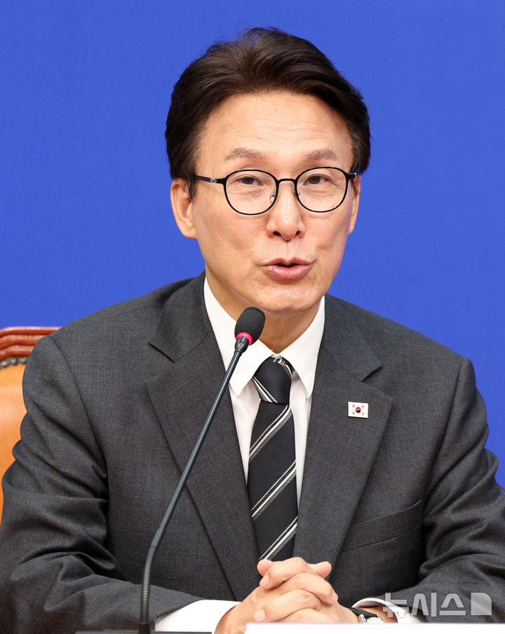 [서울=뉴시스] 고범준 기자 = 김민석 더불어민주당 대표가 21일 서울 여의도 국회에서 오준호 기본소득당 대표를 접견하며 발언하고 있다. 2026.09.21. bjko@newsis.com