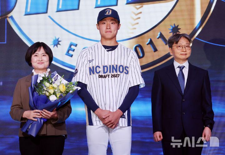 [서울=뉴시스] 박영태 기자 = 21일 오후 서울 송파구 롯데호텔 월드 크리스탈볼룸에서 열린 2027 KBO 신인 드래프트, NC 임선남 단장이 전체 6순위로 경남고 박보승을 지명한 후 기념촬영을 하고 있다. 2026.09.21. since1999@newsis.com