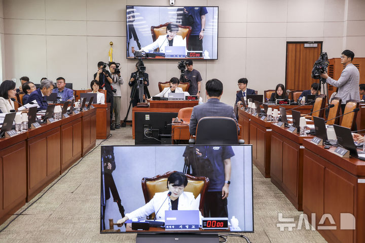 [서울=뉴시스] 정병혁 기자 = 21일 서울 여의도 국회에서 열린 법제사법위원회에서 국민의힘 소속 법사위원들의 자리가 비어 있다. 이날 국민의힘 소속 법사위원들은 국정감사에 조희대 대법원장 증인 채택에 반대하며 회의에 불참했다. 2026.09.21. jhope@newsis.com