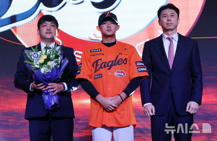 [서울=뉴시스] 박영태 기자 = 21일 오후 서울 송파구 롯데호텔 월드 크리스탈볼룸에서 열린 2027 KBO 신인 드래프트, 한화 손혁 단장이 전체 9순위로 설악고 민주홍을 지명한 후 기념촬영을 하고 있다. 2026.09.21. since1999@newsis.com