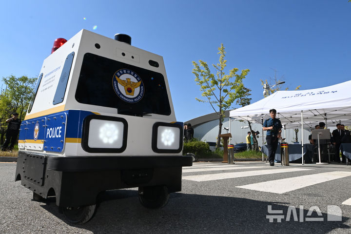 [전남광주=뉴시스] 이영주 기자 = 21일 오후 전남광주 광산구 남부대학교 수영장 주차장에서 광주 광산경찰서가 도입한 AI 순찰 로봇의 현장 시연이 진행되고 있다. 순찰 로봇은 무게 120㎏의 사륜형으로 4방향 라이다와 초음파 기반 센서를 탑재해 화재와 쓰러진 사람을 감지할 수 있다. 로봇이 감지한 사고는 제조사 관제실로 신고된 뒤 소방·경찰로 이첩된다. 2026.09.21.leeyj2578@newsis.com