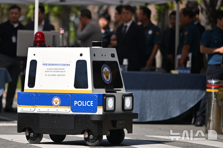 [전남광주=뉴시스] 이영주 기자 =경찰청과 인천시는 이달 21일부터 24일까지 나흘간 인천 송도컨벤시아에서 '제8회 국제치안산업대전(Korea Police World Expo 2026)'을 개최한다고 7일 밝혔다. 사진은 지난달 21일 오후 전남광주 광산구 남부대학교 수영장 주차장에서 광주 광산경찰서가 도입한 AI 순찰 로봇의 현장 충격 시연 모습. 2026.09.21.leeyj2578@newsis.com