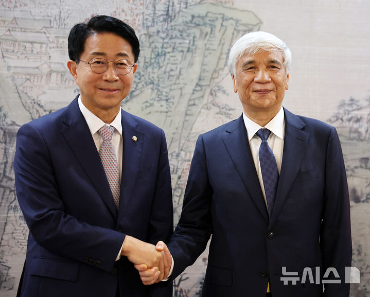 [서울=뉴시스] 고범준 기자 = 조정식 국회의장이 21일 서울 여의도 국회 접견실에서 딩중리 중국 전인대 상무위원회 부위원장을 접견하며 기념촬영을 하고 있다. 2026.09.21. bjko@newsis.com