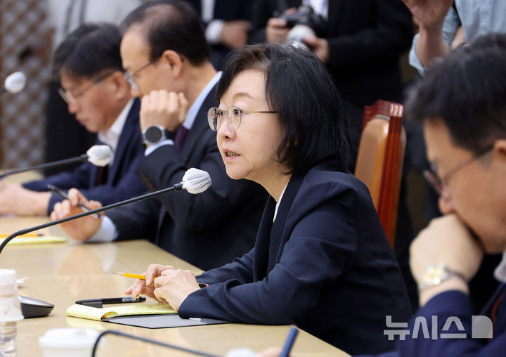 [청주=뉴시스] 배훈식 기자 = 오유경 식품의약품안전처장이 21일 오후 충북 청주시 식약처를 항의 방문한 이만희 국회 보건복지위원장과 국민의힘 소속 보건복지위 의원들과의 면담에서 발언하고 있다. 2026.09.21. dahora83@newsis.com