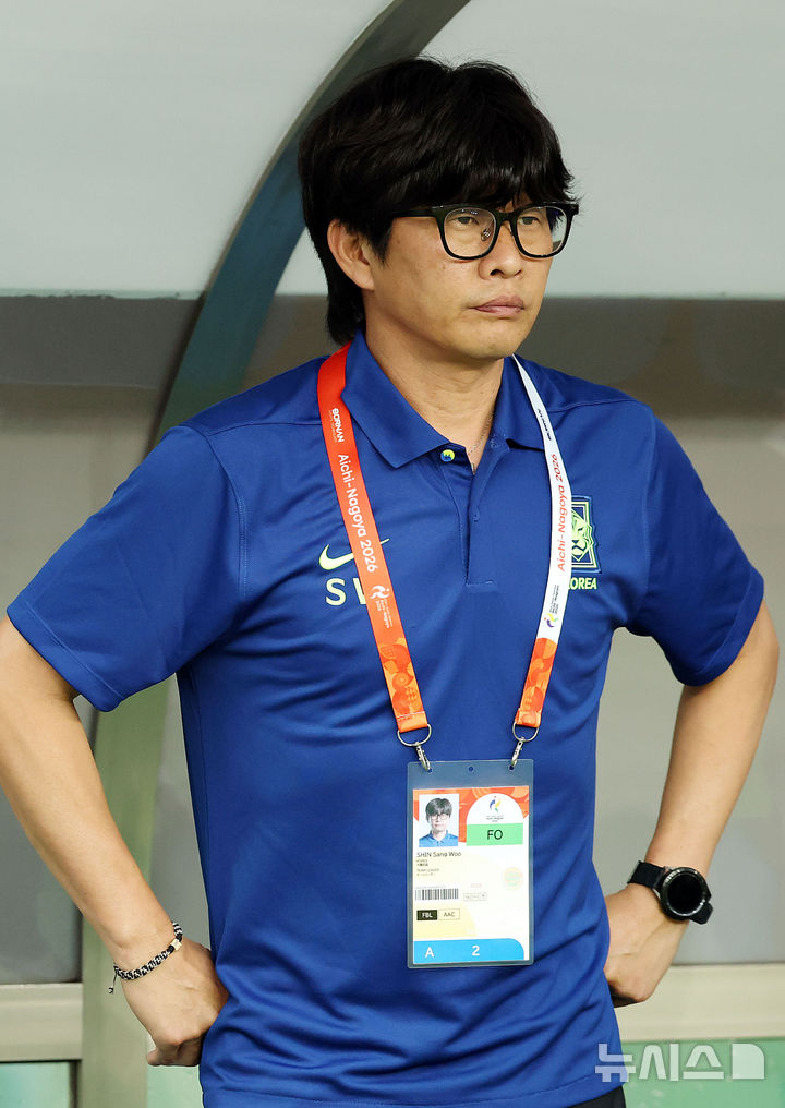 [후쿠로이(일본)=뉴시스] 황준선 기자 = 21일(현지시간) 일본 시즈오카현 후쿠로이시 시즈오카 스타디움 에코파에서 열린 2026 아이치·나고야 아시안게임 여자 축구 F조 예선 대한민국과 북한의 경기, 한국 신상우 감독이 경기 시작을 기다리고 있다. 2026.09.21. hwang@newsis.com