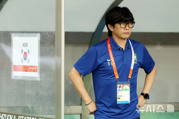 [후쿠로이(일본)=뉴시스] 황준선 기자 = 21일(현지시간) 일본 시즈오카현 후쿠로이시 시즈오카 스타디움 에코파에서 열린 2026 아이치·나고야 아시안게임 여자 축구 F조 예선 대한민국과 북한의 경기, 한국 신상우 감독이 경기 시작을 기다리고 있다. 2026.09.21. hwang@newsis.com