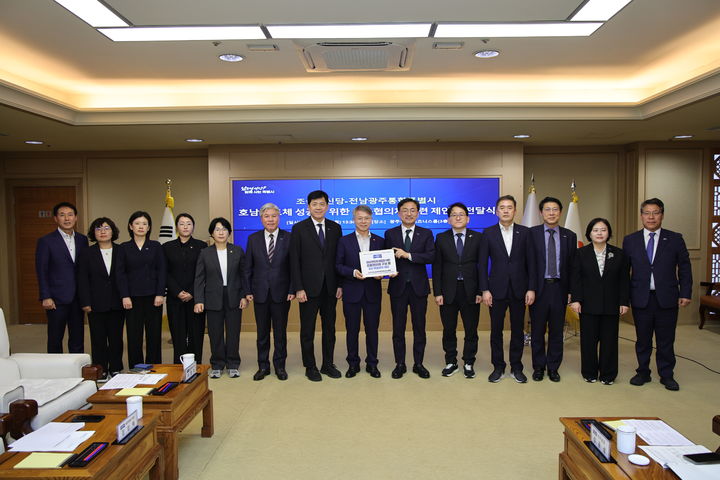 [서울=뉴시스] 최진석 기자 = 신장식 조국혁신당 대표가 21일 전남광주특별시청에서 전남광주통합특별시 시장을 예방해 제안서를 전달하며 기념촬영하고 있다. (사진=조국혁신당 제공) 2026.09.21. photo@newsis.com *재판매 및 DB 금지
