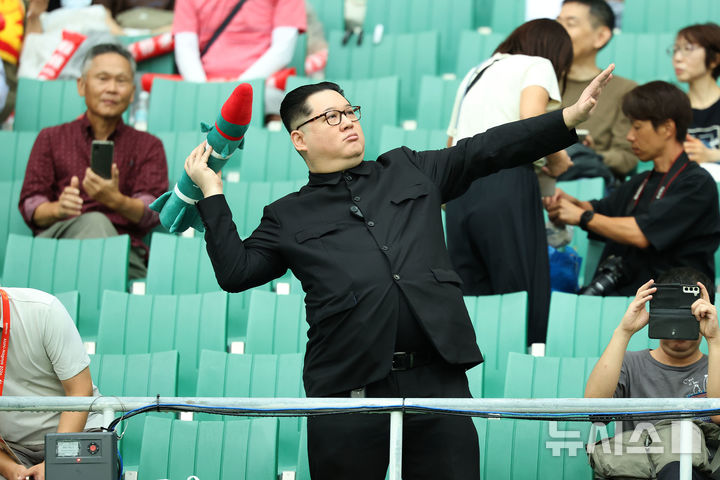 [후쿠로이(일본)=뉴시스] 황준선 기자 = 21일(현지시간) 일본 시즈오카현 후쿠로이시 시즈오카 스타디움 에코파에서 열린 2026 아이치·나고야 아시안게임 여자 축구 F조 예선 대한민국과 북한의 경기, 중국계 호주인 인플루언서 하워드 리가 북한 김정은 국무위원장을 흉내내고 있다. 2026.09.21. hwang@newsis.com