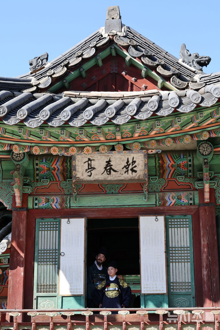 [서울=뉴시스] 박진희 기자 = 국가유산청 궁능유적본부와 국가유산진흥원은 21일 서울 종로구 창덕궁 내 성정각(誠正閣)에서 '성정각; 왕세자의 하루 - 매일 한 걸음; 왕이 되는 길' 개막식을 갖고 특별 개방 행사를 하고 있다. 창덕궁 내 성정각에 딸려 있는 누각 건물이 붙어 있는데; 동쪽에는 희우루(喜雨樓); 남쪽에는 보춘정이라는 편액이 걸려 있다. ‘희우(喜雨)’는 가뭄 끝에 단비가 내려 기뻐한다는 의미이고; 보춘(報春); 은 봄이 오는 것을 알린다는 의미이다. 2026.09.21. pak7130@newsis.com