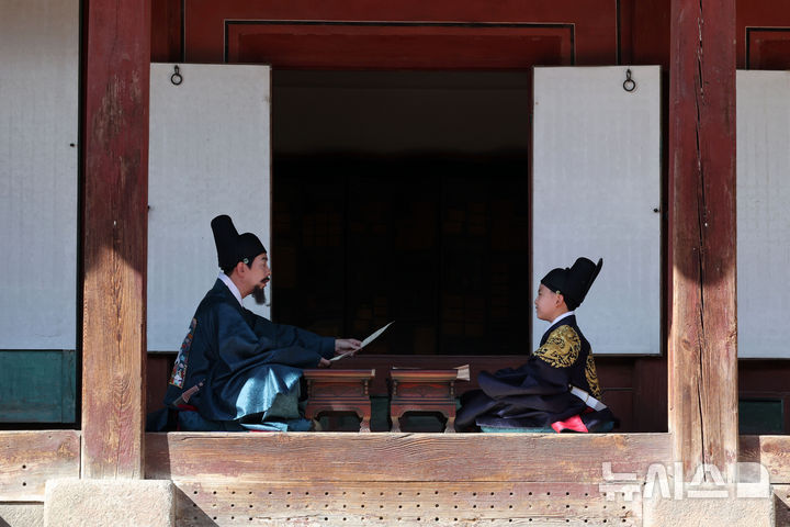 [서울=뉴시스] 박진희 기자 = 국가유산청 궁능유적본부와 국가유산진흥원은 21일 서울 종로구 창덕궁 내 성정각(誠正閣)에서 '성정각; 왕세자의 하루 - 매일 한 걸음; 왕이 되는 길' 개막식을 갖고 특별 개방 행사를 하고 있다. 창덕궁 내 성정각에 딸려 있는 누각 건물이 붙어 있는데; 동쪽에는 희우루(喜雨樓); 남쪽에는 보춘정이라는 편액이 걸려 있다. ‘희우(喜雨)’는 가뭄 끝에 단비가 내려 기뻐한다는 의미이고; 보춘(報春); 은 봄이 오는 것을 알린다는 의미이다. 2026.09.21. pak7130@newsis.com