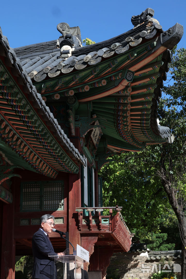 [서울=뉴시스] 박진희 기자 = 허민 국가유산청장이 21일 서울 종로구 창덕궁 내 성정각(誠正閣)에서 국가유산청 궁능유적본부와 국가유산진흥원 주관으로 열린 '성정각, 왕세자의 하루 - 매일 한 걸음, 왕이 되는 길' 개막 행사를 하고 있다. 창덕궁 내 성정각에 딸려 있는 누각 건물이 붙어 있는데, 동쪽에는 희우루(喜雨樓), 남쪽에는 보춘정이라는 편액이 걸려 있다. ‘희우(喜雨)’는 가뭄 끝에 단비가 내려 기뻐한다는 의미이고, ‘보춘(報春)’은 봄이 오는 것을 알린다는 의미이다. 2026.09.21. pak7130@newsis.com