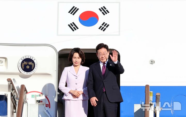 [성남=뉴시스] 김진아 기자 = 유엔 총회 참석차 뉴욕을 방문하는 이재명 대통령과 김혜경 여사가 21일 경기 성남 서울공항에서 공군 1호기에 올라 인사하고 있다. 2026.09.21. bluesoda@newsis.com
