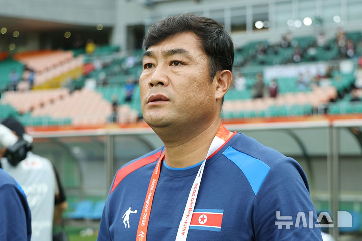 [후쿠로이(일본)=뉴시스] 황준선 기자 = 21일(현지시간) 일본 시즈오카현 후쿠로이시 시즈오카 스타디움 에코파에서 열린 2026 아이치·나고야 아시안게임 여자 축구 F조 예선 대한민국과 북한의 경기, 북한 박성진 감독이 경기 시작을 기다리고 있다. 2026.09.21. hwang@newsis.com