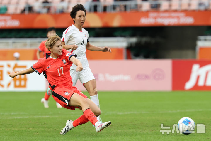 [후쿠로이(일본)=뉴시스] 황준선 기자 = 21일(현지시간) 일본 시즈오카현 후쿠로이시 시즈오카 스타디움 에코파에서 열린 2026 아이치·나고야 아시안게임 여자 축구 F조 예선 대한민국과 북한의 경기, 후반 한국 윤수정이 팀의 첫 번째 골을 넣고 있다. 2026.09.21. hwang@newsis.com