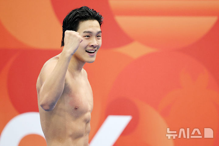 [도쿄(일본)=뉴시스] 김금보 기자 = 21일(현지 시간) 오후 일본 도쿄도 고토구 도쿄아쿠아틱스센터에서 열린 2026 아이치·나고야 아시안게임 경영 남자 자유형 50m 결선에서 금메달을 획득한 김영범이 기뻐하고 있다. 2026.06.21. kgb@newsis.com