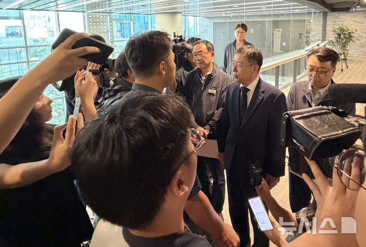 [성남=뉴시스] 류인선 기자 = 조성현 HL만도 부회장이 21일 경기 성남시 판교 HL사옥에 마련된 기자회견장 앞 복도에서 만도 평택공장 청년 비정규직 고 김승모 중대재해 대책위원회 관계자들과 대치하고 있다. 2026.9.21. ryu@newsis.com
