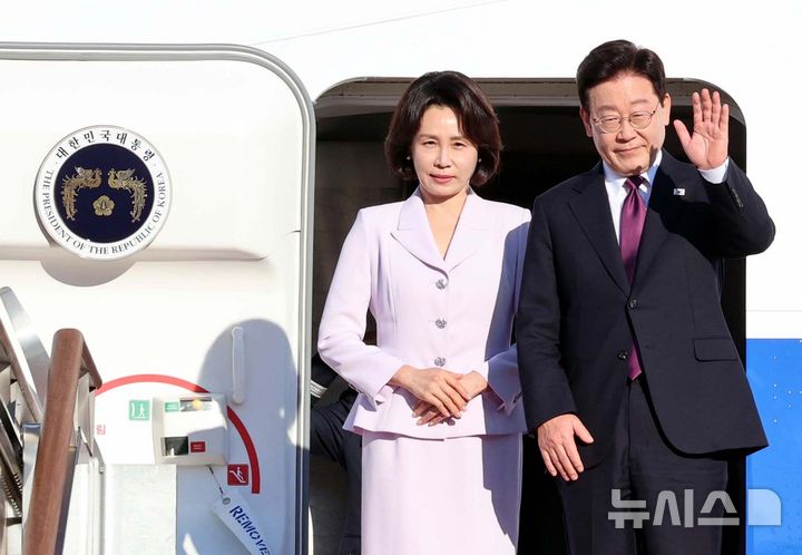 [성남=뉴시스] 김진아 기자 = 유엔 총회 참석차 뉴욕을 방문하는 이재명 대통령과 김혜경 여사가 21일 경기 성남 서울공항에서 공군 1호기에 올라 인사하고 있다. 2026.09.21. bluesoda@newsis.com