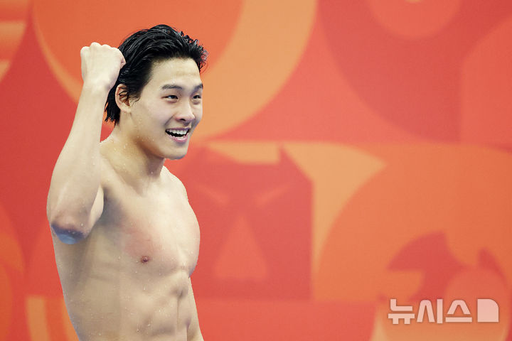 [도쿄(일본)=뉴시스] 김금보 기자 = 21일(현지 시간) 오후 일본 도쿄도 고토구 도쿄아쿠아틱스센터에서 열린 2026 아이치·나고야 아시안게임 경영 남자 자유형 50m 결선에서 금메달을 획득한 김영범이 기뻐하고 있다. 2026.06.21. kgb@newsis.com