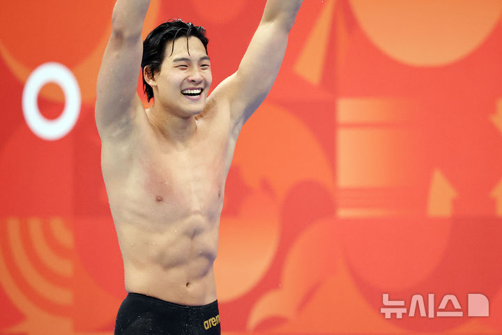 [도쿄(일본)=뉴시스] 김금보 기자 = 21일(현지 시간) 오후 일본 도쿄도 고토구 도쿄아쿠아틱스센터에서 열린 2026 아이치·나고야 아시안게임 경영 남자 자유형 50m 결선에서 금메달을 획득한 김영범이 기뻐하고 있다. 2026.06.21. kgb@newsis.com