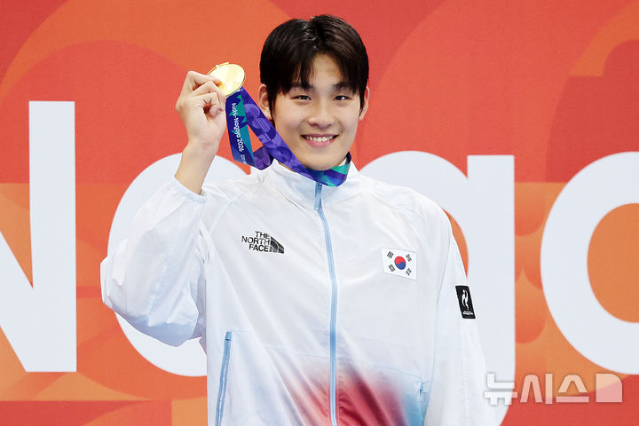 [도쿄(일본)=뉴시스] 김금보 기자 = 21일(현지 시간) 오후 일본 도쿄도 고토구 도쿄아쿠아틱스센터에서 열린 2026 아이치·나고야 아시안게임 경영 남자 자유형 50m 시상식에서 금메달을 획득한 김영범이 기뻐하고 있다. 2026.06.21. kgb@newsis.com