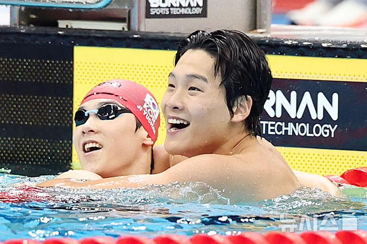 [도쿄(일본)=뉴시스] 김금보 기자 = 21일(현지 시간) 오후 일본 도쿄도 고토구 도쿄아쿠아틱스센터에서 열린 2026 아이치·나고야 아시안게임 경영 남자 자유형 50m 결선에서 금메달을 획득한 김영범, 동메달을 획득한 지유찬이 기뻐하고 있다. 2026.06.21. kgb@newsis.com
