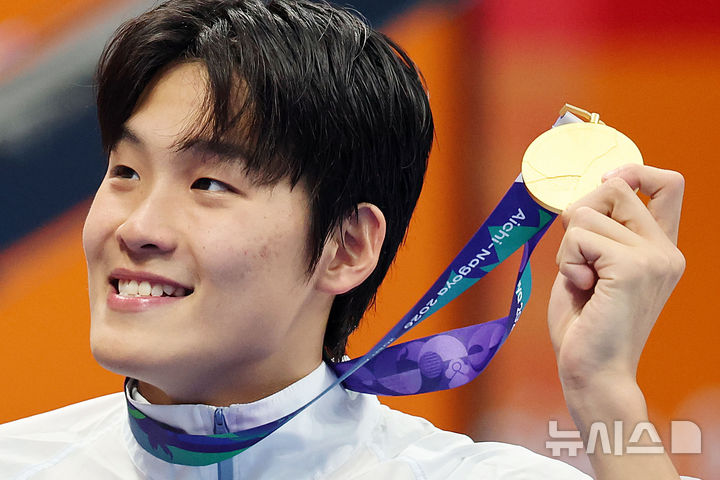 [도쿄(일본)=뉴시스] 김금보 기자 = 21일(현지 시간) 오후 일본 도쿄도 고토구 도쿄아쿠아틱스센터에서 열린 2026 아이치·나고야 아시안게임 경영 남자 자유형 50m 시상식에서 금메달을 획득한 김영범이 기뻐하고 있다. 2026.06.21. kgb@newsis.com