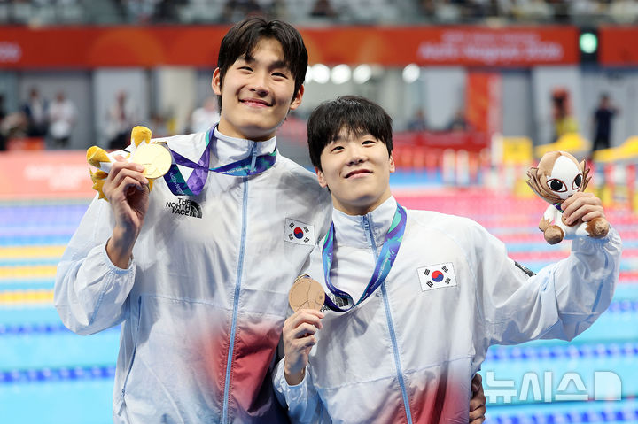 [도쿄(일본)=뉴시스] 김금보 기자 = 21일(현지 시간) 오후 일본 도쿄도 고토구 도쿄아쿠아틱스센터에서 열린 2026 아이치·나고야 아시안게임 경영 남자 자유형 50m 시상식에서 금메달을 획득한 김영범, 동메달을 획득한 지유찬이 포즈를 취하고 있다. 2026.06.21. kgb@newsis.com