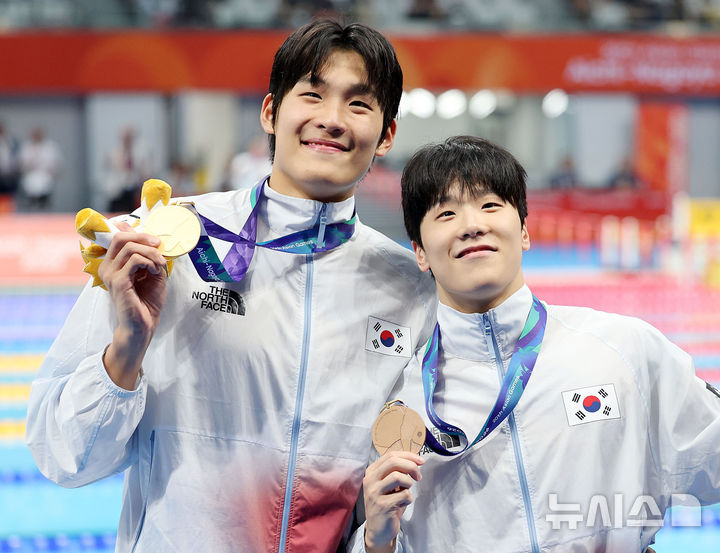 [도쿄(일본)=뉴시스] 김금보 기자 = 21일(현지 시간) 오후 일본 도쿄도 고토구 도쿄아쿠아틱스센터에서 열린 2026 아이치·나고야 아시안게임 경영 남자 자유형 50m 시상식에서 금메달을 획득한 김영범, 동메달을 획득한 지유찬이 포즈를 취하고 있다. 2026.06.21. kgb@newsis.com