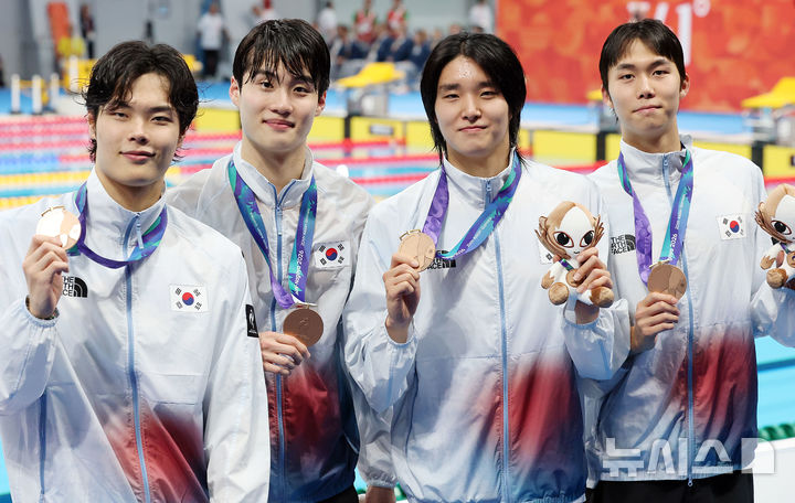 [도쿄(일본)=뉴시스] 김금보 기자 = 21일(현지 시간) 오후 일본 도쿄도 고토구 도쿄아쿠아틱스센터에서 열린 2026 아이치·나고야 아시안게임 경영 남자 계영 800m 시상식에서 동메달을 획득한 황선우, 김우민, 이호준, 김준우가 포즈를 취하고 있다. 2026.06.21. kgb@newsis.com
