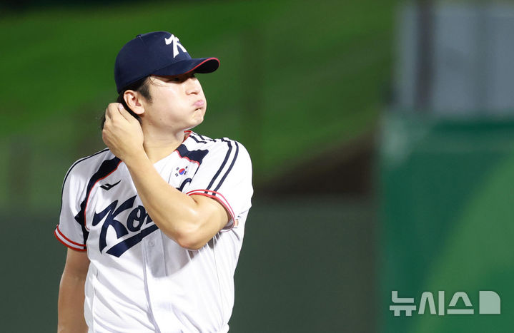 [오카자키(일본)=뉴시스] 이영환 기자 = 21일 오후(현지 시간) 일본 오카자키 종합중앙공원 야구장에서 열린 2026 아이치·나고야 아시안게임 야구 조별리그 한국과 대만의 경기, 5회초 수비를 마친 한국 곽빈이 덕아웃으로 들어가고 있다.&nbsp; 2026.09.21. 20hwan@newsis.com