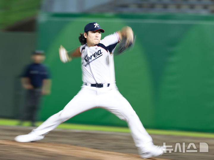 [오카자키(일본)=뉴시스] 이영환 기자 = 21일 오후(현지 시간) 일본 오카자키 종합중앙공원 야구장에서 열린 2026 아이치·나고야 아시안게임 야구 조별리그 한국과 대만의 경기, 4회초 한국 선발 곽빈이 공을 던지고 있다.2026.09.21. 20hwan@newsis.com