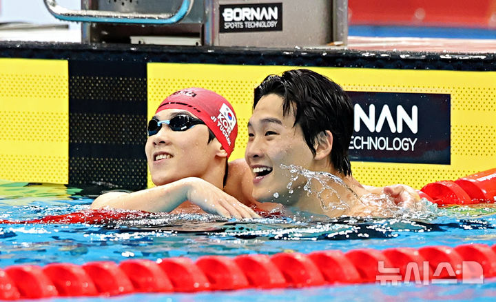 [도쿄(일본)=뉴시스] 김금보 기자 = 21일(현지 시간) 오후 일본 도쿄도 고토구 도쿄아쿠아틱스센터에서 열린 2026 아이치·나고야 아시안게임 경영 남자 자유형 50m 결선에서 금메달을 획득한 김영범, 동메달을 획득한 지유찬이 기뻐하고 있다. 2026.06.21. kgb@newsis.com