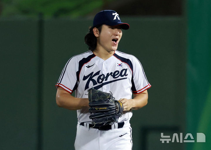 [오카자키(일본)=뉴시스] 이영환 기자 = 21일 오후(현지 시간) 일본 오카자키 종합중앙공원 야구장에서 열린 2026 아이치·나고야 아시안게임 야구 조별리그 한국과 대만의 경기, 6회초 1사 주자없는 상황에서 한국 선발 곽빈이 천천웨이를 1루수 땅볼 아웃으로 잡아낸 후 기뻐하고 있다. 2026.09.21. 20hwan@newsis.com