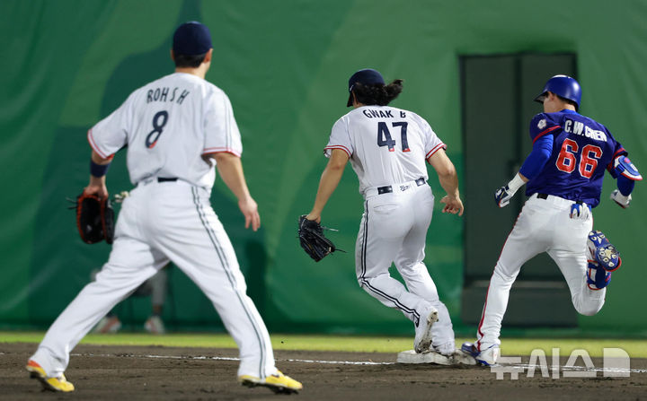 [오카자키(일본)=뉴시스] 이영환 기자 = 21일 오후(현지 시간) 일본 오카자키 종합중앙공원 야구장에서 열린 2026 아이치·나고야 아시안게임 야구 조별리그 한국과 대만의 경기, 6회초 1사 주자없는 상황에서 한국 선발 곽빈이 천천웨이를 1루수 땅볼 아웃으로 잡아내고 있다. 2026.09.21. 20hwan@newsis.com