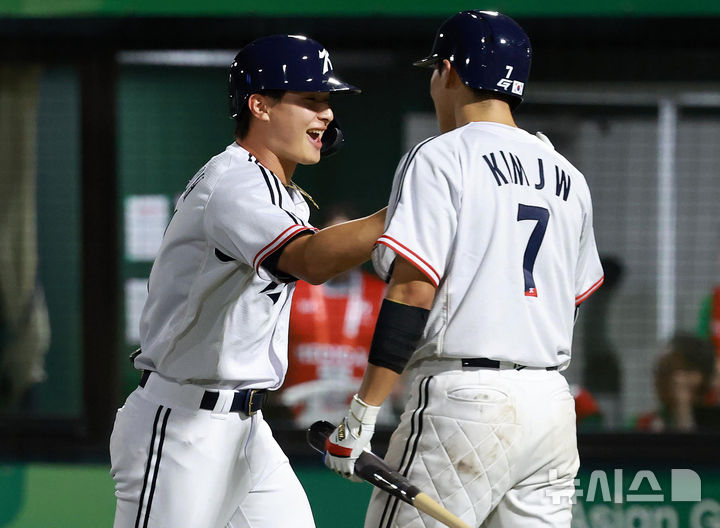 [오카자키(일본)=뉴시스] 이영환 기자 = 21일 오후(현지 시간) 일본 오카자키 종합중앙공원 야구장에서 열린 2026 아이치·나고야 아시안게임 야구 조별리그 한국과 대만의 경기, 8회말 2사 주자없는 상황에서 한국 윤동희가 솔로 홈런을 날린 후 홈인해 김주원과 기뻐하고 있다. 2026.09.21. 20hwan@newsis.com