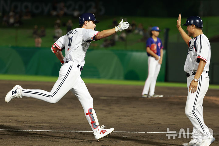 [오카자키(일본)=뉴시스] 이영환 기자 = 21일 오후(현지 시간) 일본 오카자키 종합중앙공원 야구장에서 열린 2026 아이치·나고야 아시안게임 야구 조별리그 한국과 대만의 경기, 8회말 2사 주자없는 상황에서 한국 윤동희가 솔로 홈런을 날린 후 3루 베이스를 돌며 최태원 코치와 하이파이브를 하고 있다. 2026.09.21. 20hwan@newsis.com
