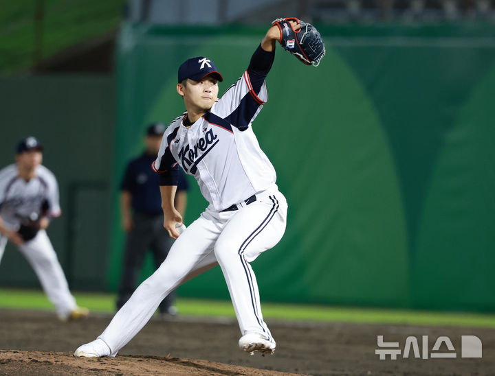 [오카자키(일본)=뉴시스] 이영환 기자 = 21일 오후(현지 시간) 일본 오카자키 종합중앙공원 야구장에서 열린 2026 아이치·나고야 아시안게임 야구 조별리그 한국과 대만의 경기, 9회초 마운드에 오른 한국 박영현이 공을 던지고 있다. 2026.09.21. 20hwan@newsis.com