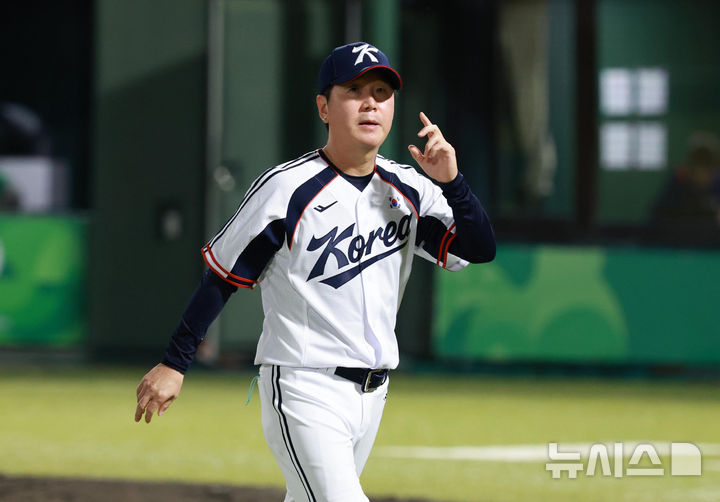 [오카자키(일본)=뉴시스] 이영환 기자 = 21일 오후(현지 시간) 일본 오카자키 종합중앙공원 야구장에서 열린 2026 아이치·나고야 아시안게임 야구 조별리그 한국과 대만의 경기에서 5-0 승리를 거둔 한국 류지현 감독이 이동하고 있다. 2026.09.21. 20hwan@newsis.com