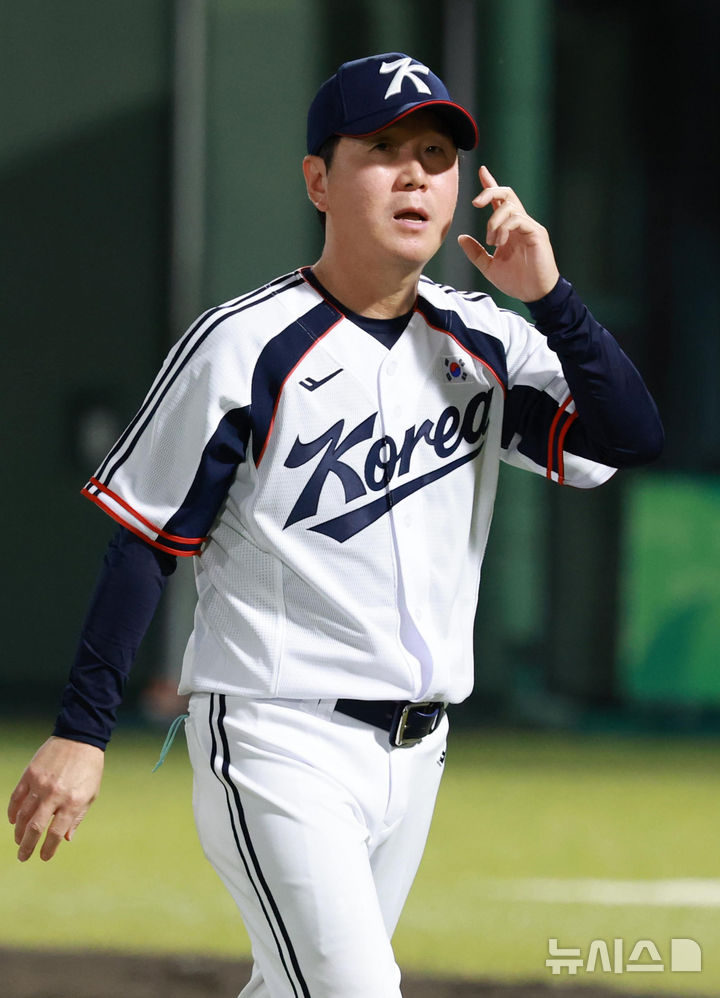 [오카자키(일본)=뉴시스] 이영환 기자 = 21일 오후(현지 시간) 일본 오카자키 종합중앙공원 야구장에서 열린 2026 아이치·나고야 아시안게임 야구 조별리그 한국과 대만의 경기에서 5-0 승리를 거둔 한국 류지현 감독이 이동하고 있다. 2026.09.21. 20hwan@newsis.com