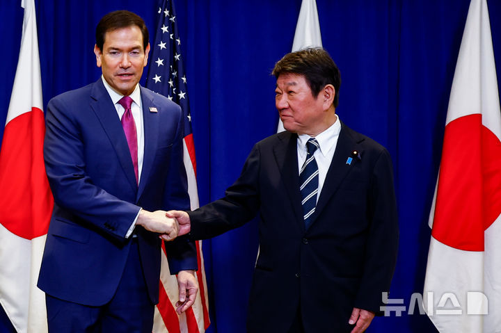 [뉴욕=AP/뉴시스]미일 외교장관이 미국에서 열리고 있는 유엔총회를 계기로 10분 간 짧은 대화를 했다. 일본 측은 미국의 국제형사재판소(ICC)와 관련한 자국 입장을 전달한 것으로 전해졌다. 지난 21일(현지 시간) 미국 뉴욕에서 열린 유엔총회 기간 중 마코 루비오(왼쪽) 미 국무장관, 모테기 도시미쓰 일본 외무상이 한미일 외교장관 회의 전 악수하고 있는 모습. 2026.09.22.