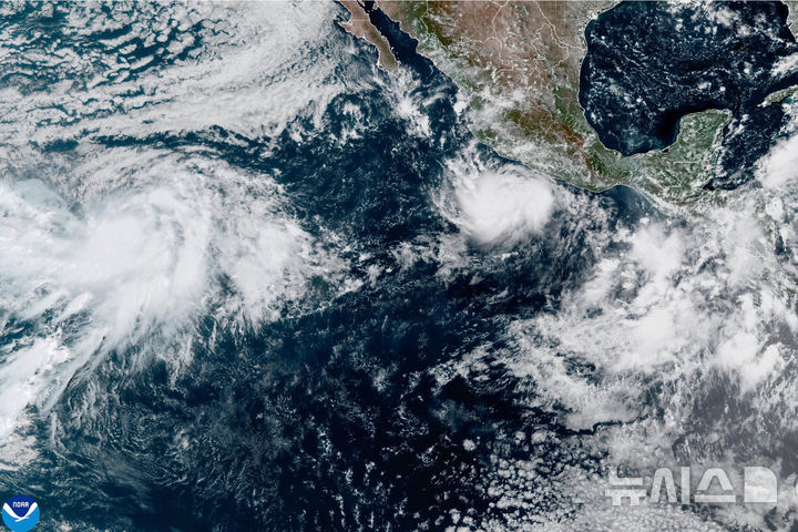 [워싱턴=AP/뉴시스] 미국 국립해양대기청(NOAA)이 제공한 사진으로, 21일(현지 시간) 멕시코 해안 앞 태평양에서 허리케인 폴로가 세력을 키우고 있다. 허리케인 폴로는 이르면 22일 최고 등급으로 격상될 전망이다. 2026.09.22. 